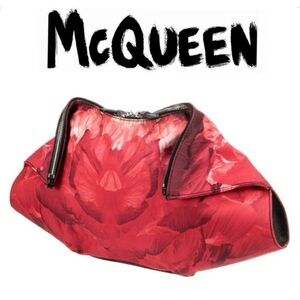 Alexander ♥️ McQueen Vibrant Red
Nylon De Mantra Clutch